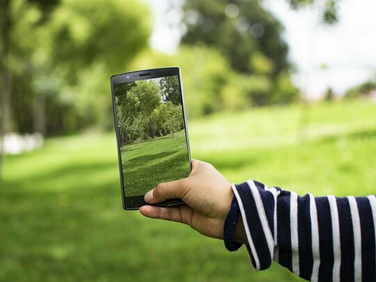 MercreGeek : Enfant tenant un smartphone dans la nature