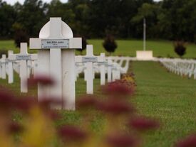 Sépultures et monument en arrière plan - BERRY-AU-BAC