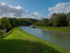 Péniche sur le Canal de l'Aisne à la Marne